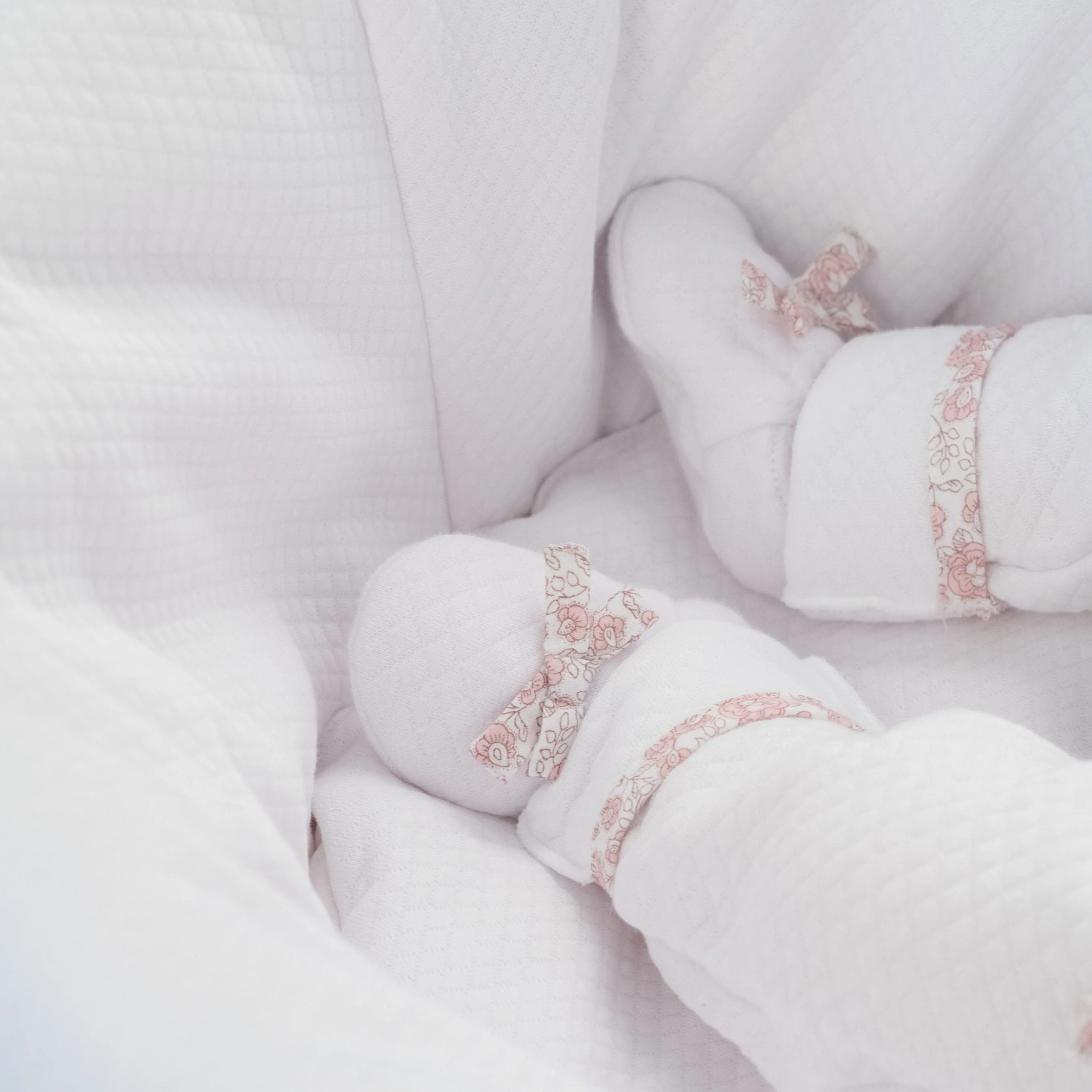 Rose Sweet | Baby Girls White Floral Quilted Cotton Booties Babykids_Bebe-Sweeny