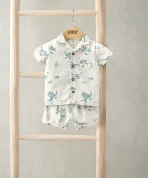 Shirt & Shorts Set (2 Pieces) - Turtle Print